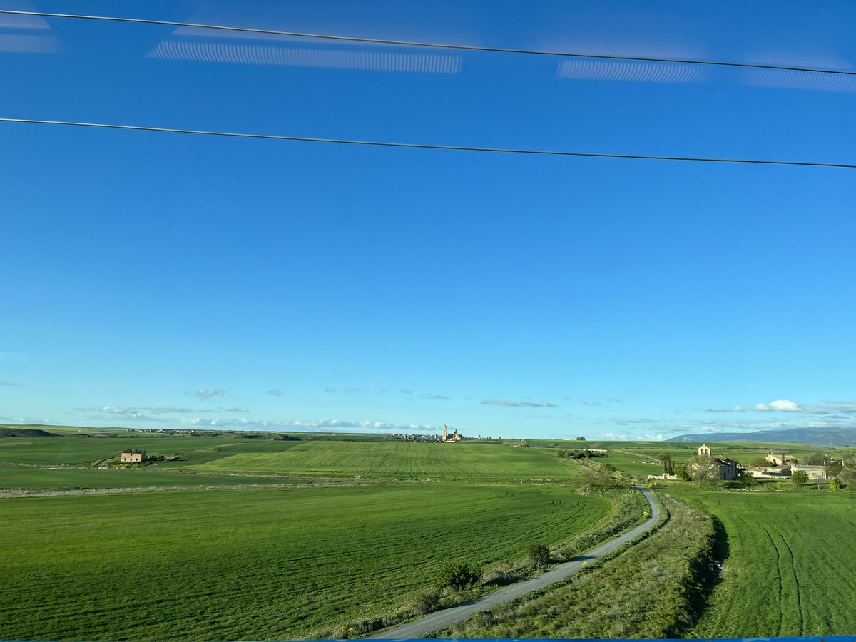 AdolfoRubioPM's tweet photo. Más allá de polémicas y gestión, poco se habla que viajar en tren por Castilla esta primavera es un espectáculo https://t.co/oEkVIPvMpA