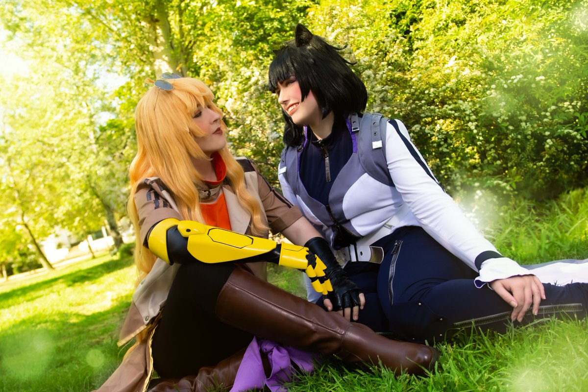 dariasuzu's tweet photo. "And now I know I'm worthy of you (oh, can't you see? You could be with me)
With every smile, you told me: I love you (I am your dream, I love you)"

📷: @AcormaProds 
🎨: Me!

#rwby #bumbleby #cosplay https://t.co/SPGJRu76gx