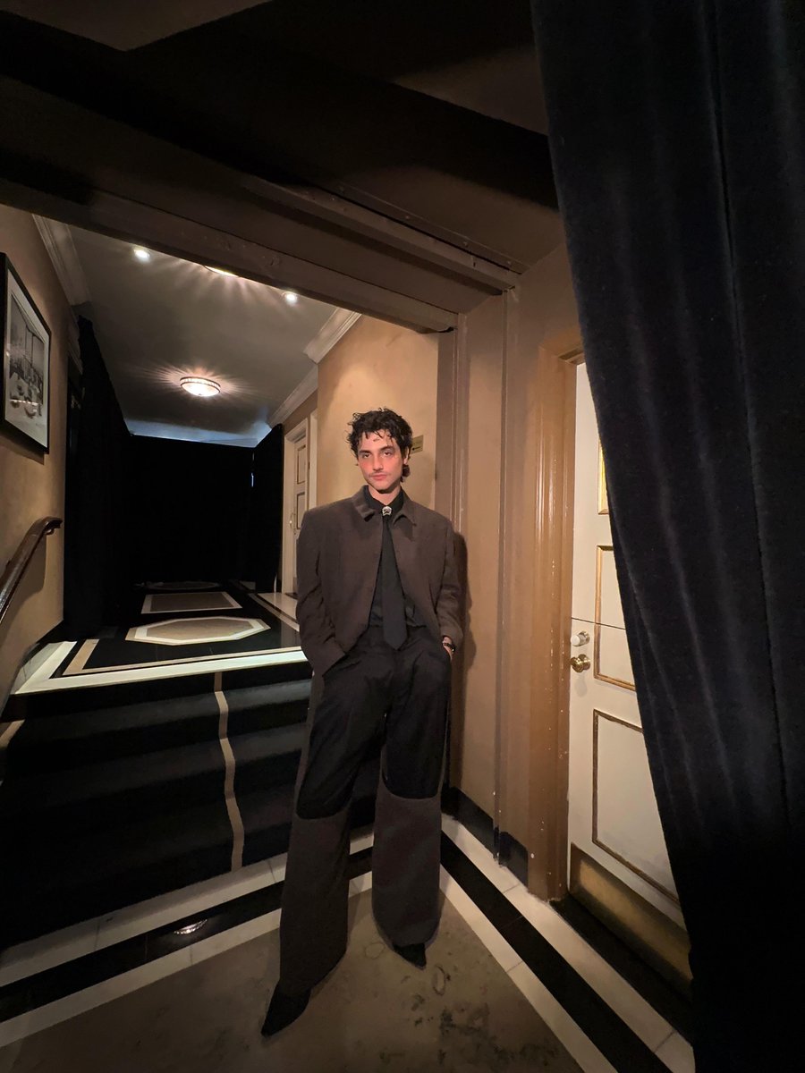 Indie5051's tweet image. El cantante y compositor mexicano HUMBE fue una de las presencias más destacadas en uno de los afterparties más exclusivos de la MET GALA 2025, reafirmando su papel como una figura clave de la nueva generación de talentos mexicanos que están dejando huella en escenarios…