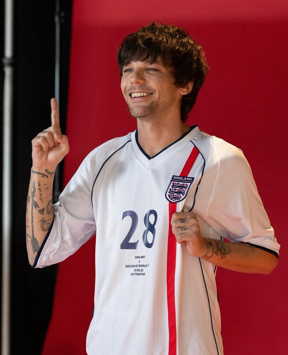 LovesSaturdays's tweet photo. EXCUSE ME!!!???
🤸🏻‍♀️
ZOUIS football pics?
I’m on the floor. 
#Zouis
#Bus1forever https://t.co/J6uQrJnfR2
