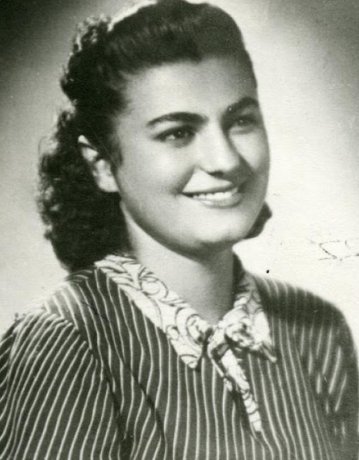 Σαν σήμερα, 6 Μαίου 1947, το κράτος της "εθνικοφροσύνης" εκτελεί (δολοφονεί) την 24χρονη αντιστασιακή ΕΠΟΝίτισσα και γραμματέα της Αχτιδικής Επιτροπής Ανατολικών Συνοικιών Θεσσαλονίκης του ΚΚΕ, Κούλα Ελευθεριάδου.Είχε γεννηθεί το 1923, στο Σωχό Λαγκαδά.Το 1943, εντάχθηκε στην