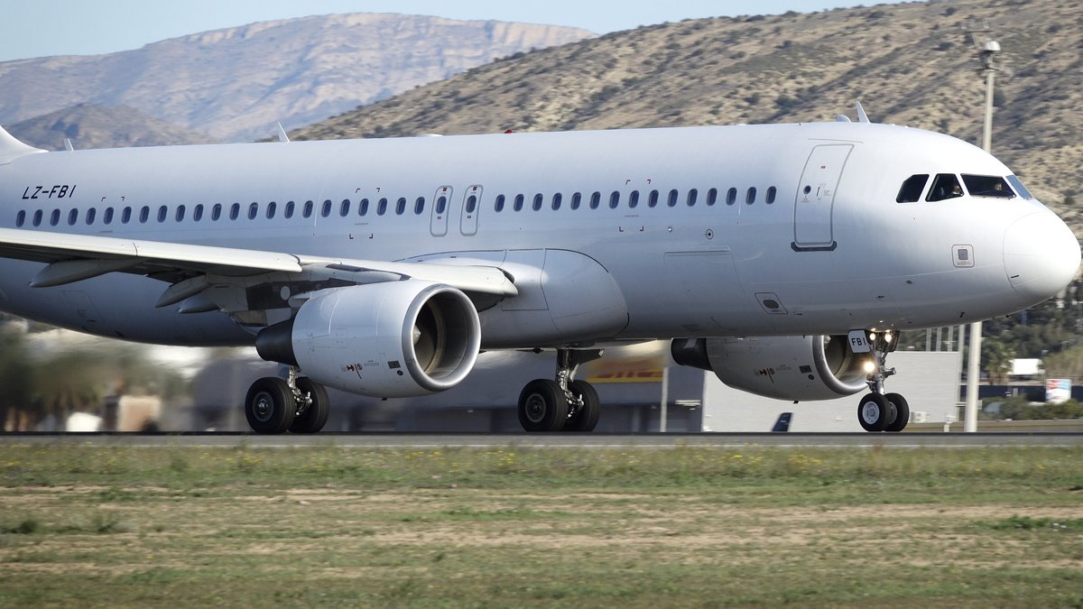 Raro 😎  A320 <a href="/BulgariaAir/">България Еър</a>  (LZ-FBI) en @alcspotters @aerovlc <a href="/VLCspotters/">VLCspotters ✈️</a> <a href="/VLCmovements/">VLCmovements</a> <a href="/TORRECILLA13/">JARTA_PHOTO</a> <a href="/ertiodelatiza/">Francisco Bonilla Torres</a> <a href="/ormevictor1/">Victor</a> @flightvlc <a href="/LpezPeinado/">Pedro López Peinado</a> <a href="/SpottingAlc/">Spotting ALC</a>  <a href="/alberto_levc/">Alb</a> @ebusitano <a href="/Cristian_ALC/">Cristian_ALC 🇪🇸🚁🛩️✈️</a>
 #avgeek #aviation #aviationlovers #ALICANTE 
youtu.be/hJMR4DkzMec