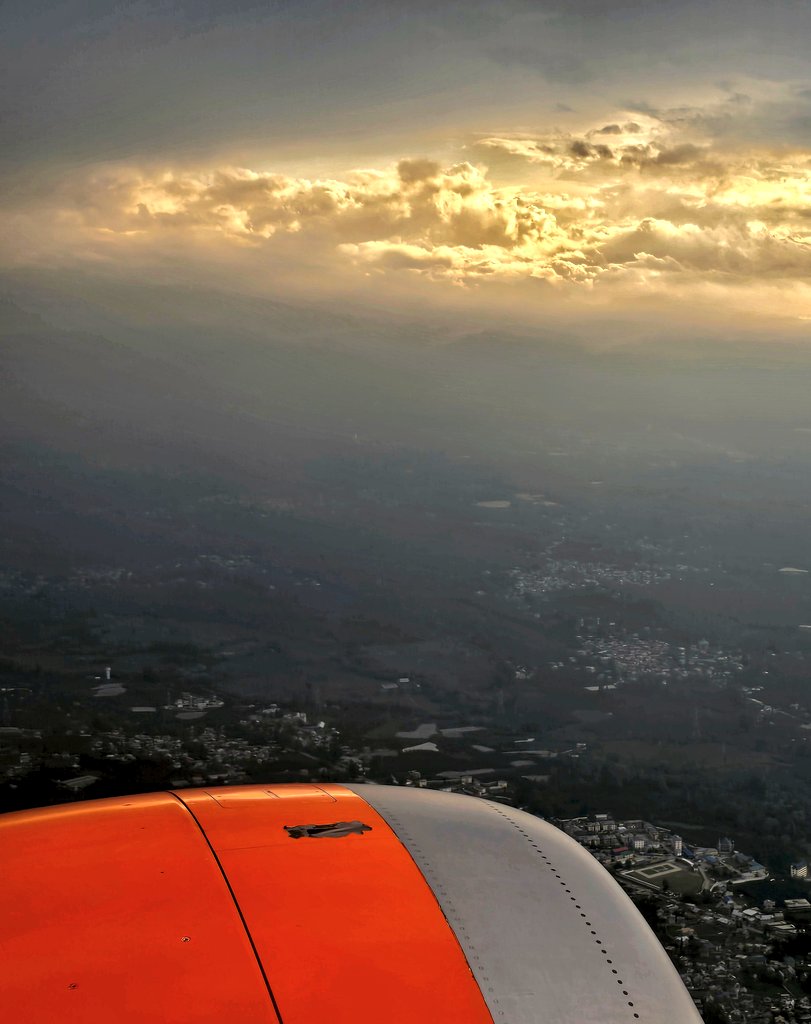 WajahatIqbal2's tweet image. Golden sunset over Kashmir 
#Kashmir #airindiaexpress #mobilephotography