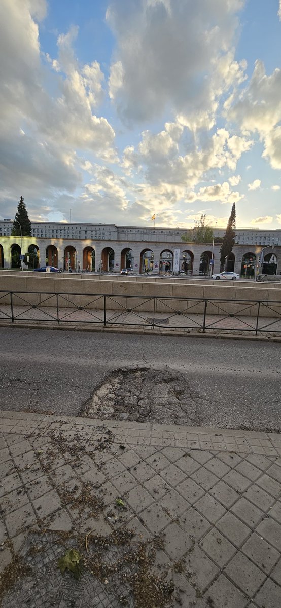 karlankas's tweet photo. @MADRID este socavón obliga a todos los autobuses a frenar para no romper el cuello de ningún pasajero con el salto. Sería bueno que se arreglara. Está en paseo de la Castellana 94 https://t.co/HIjBFN9L2c