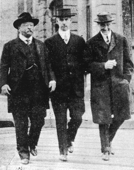 OfficialLWH's tweet photo. Check out this #photo of  5th #cousins  #FDR and #TR together. TR also attended #FDR and #ER wedding. FDR looked up to TR, and he modeled his political career after Teddy's. #LWH #Roosevelt #gastateparks @NPS_HydePark https://t.co/hmXBCUfELk