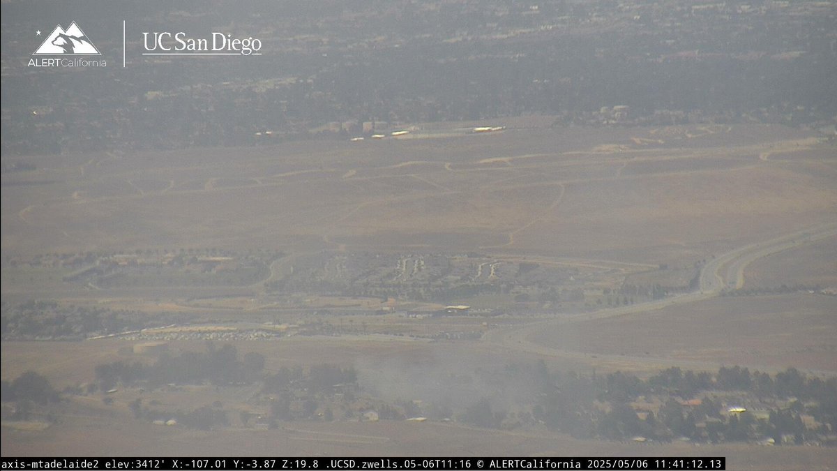 KernFiregraph's tweet photo. #ViewFire 2 acres in grass, mod rate of spread with structures threatened. Looks a lot better than earlier. https://t.co/rIqkjrCuih