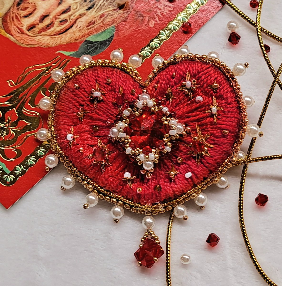 정말 재능있으신 것 같아요!!
비즈자수인구가 많아졌으면 하는 마음...
예쁜거 많이 만들수있고 실만쓰는것보다 면도 빠르게 채워지고(ㅋㅋ)입체감 있고 반짝거리고 좋아요