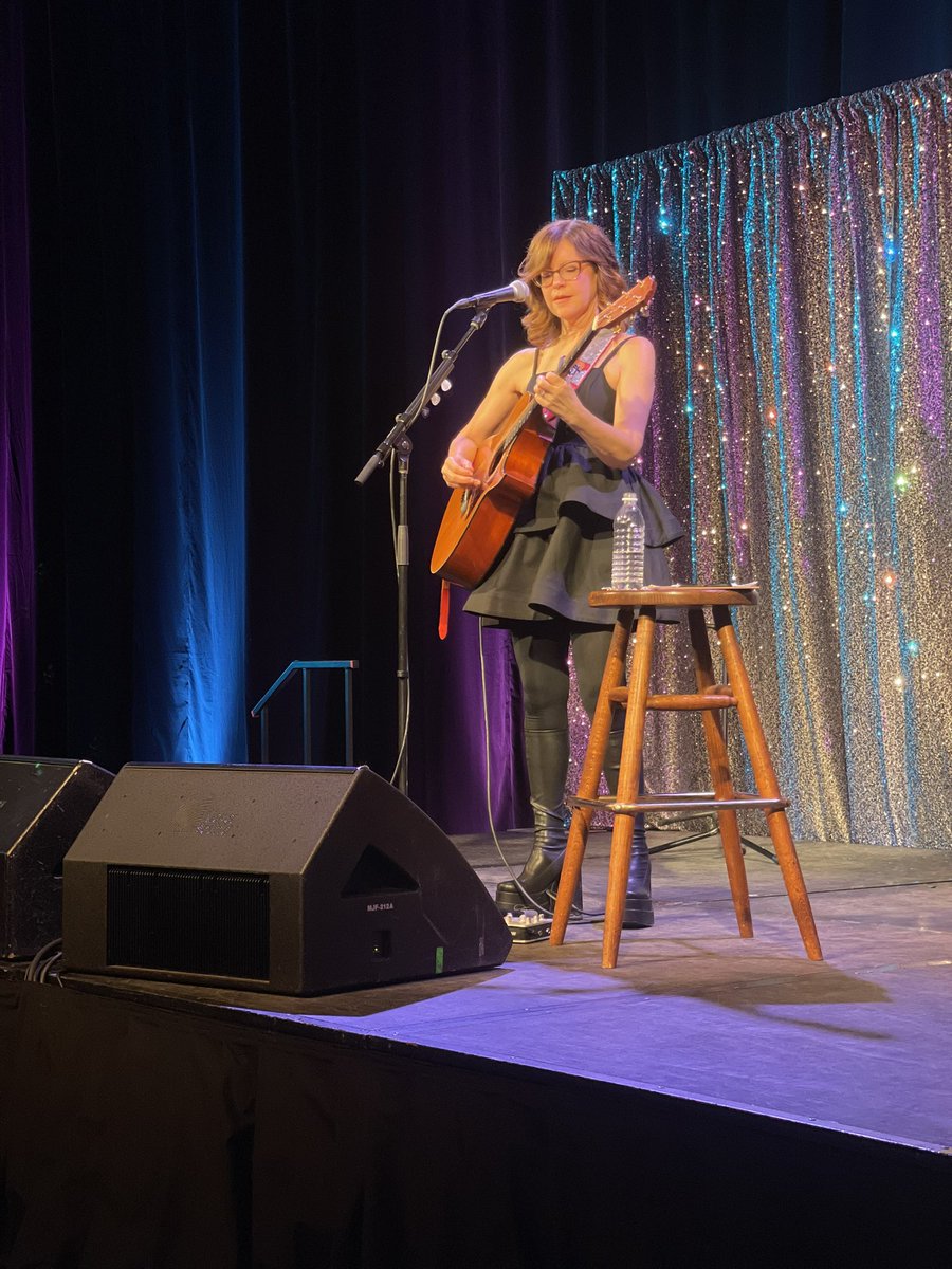 Another incredible night @silverspoondinner. So honoured to meet &amp; introduce Lisa Loeb &amp; be among some amazing ladies in Saskatoon. ❤️💃🏼🎤
