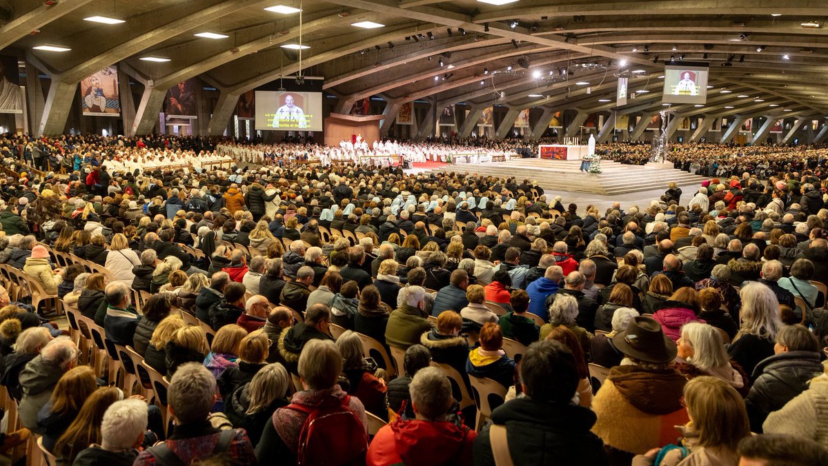 Demain, la communauté d’accueil du Sanctuaire et des milliers de pèlerins se rassembleront pour célébrer la messe internationale à 9h30 à la basilique Saint-Pie X.

À cette occasion, nous confierons à la prière les cardinaux réunis en conclave, qui débutera demain à 16h30 à Rome.