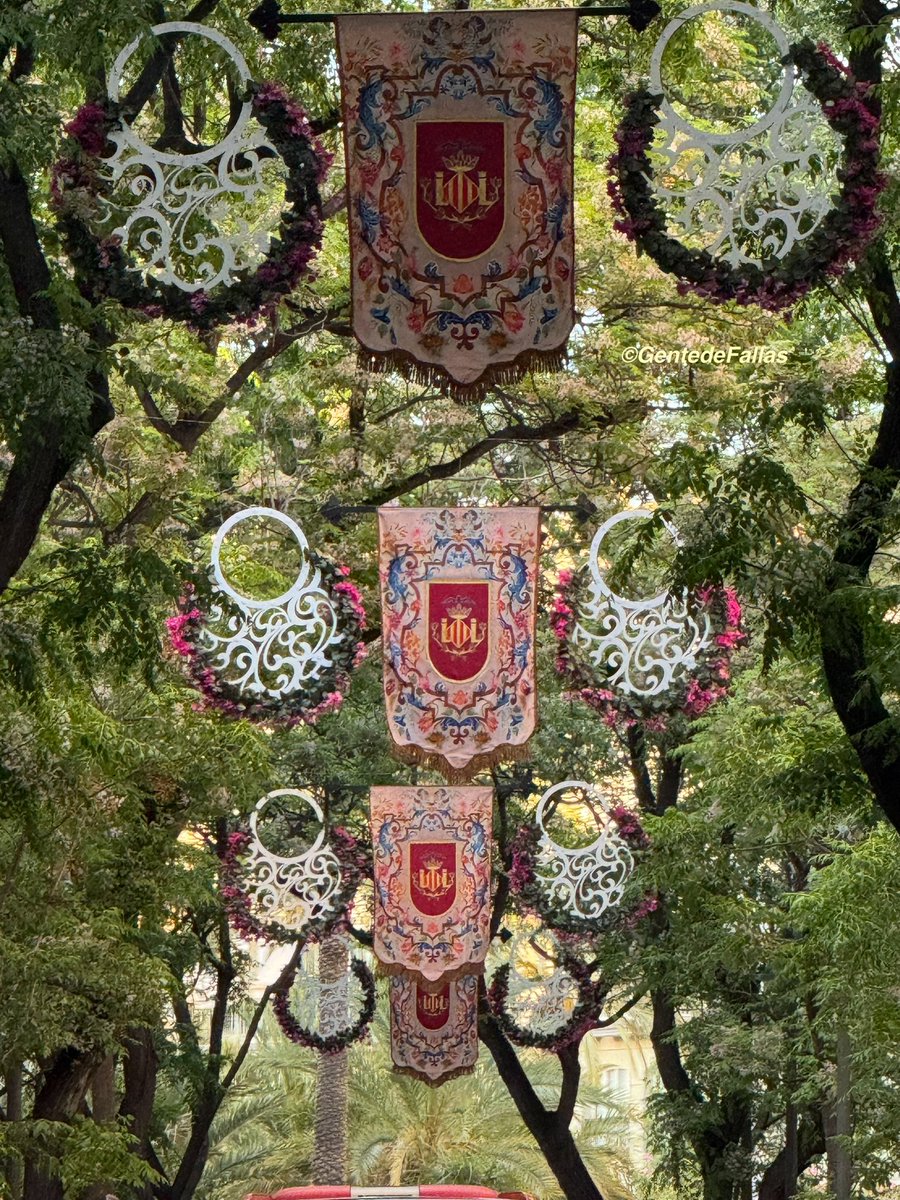 Las calles del centro de Valencia  se engalanan  para festejar el fin de semana de la Verge.