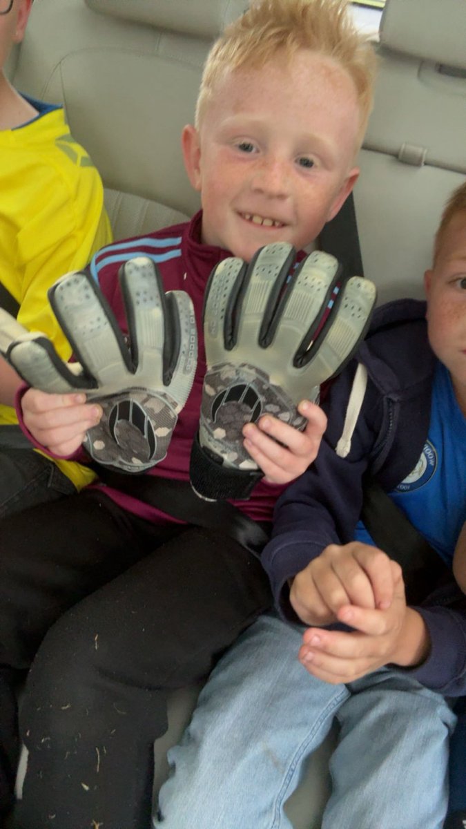 What it’s all about! ⚽️

An incredible moment for young Woods fan Matthew, as goalkeeper Manny Agboola gifted him his gloves upon the full-time whistle after our Play-Off Final on Saturday afternoon. 

𝙊𝙐𝙍 𝘾𝙇𝙐𝘽. 💛💙