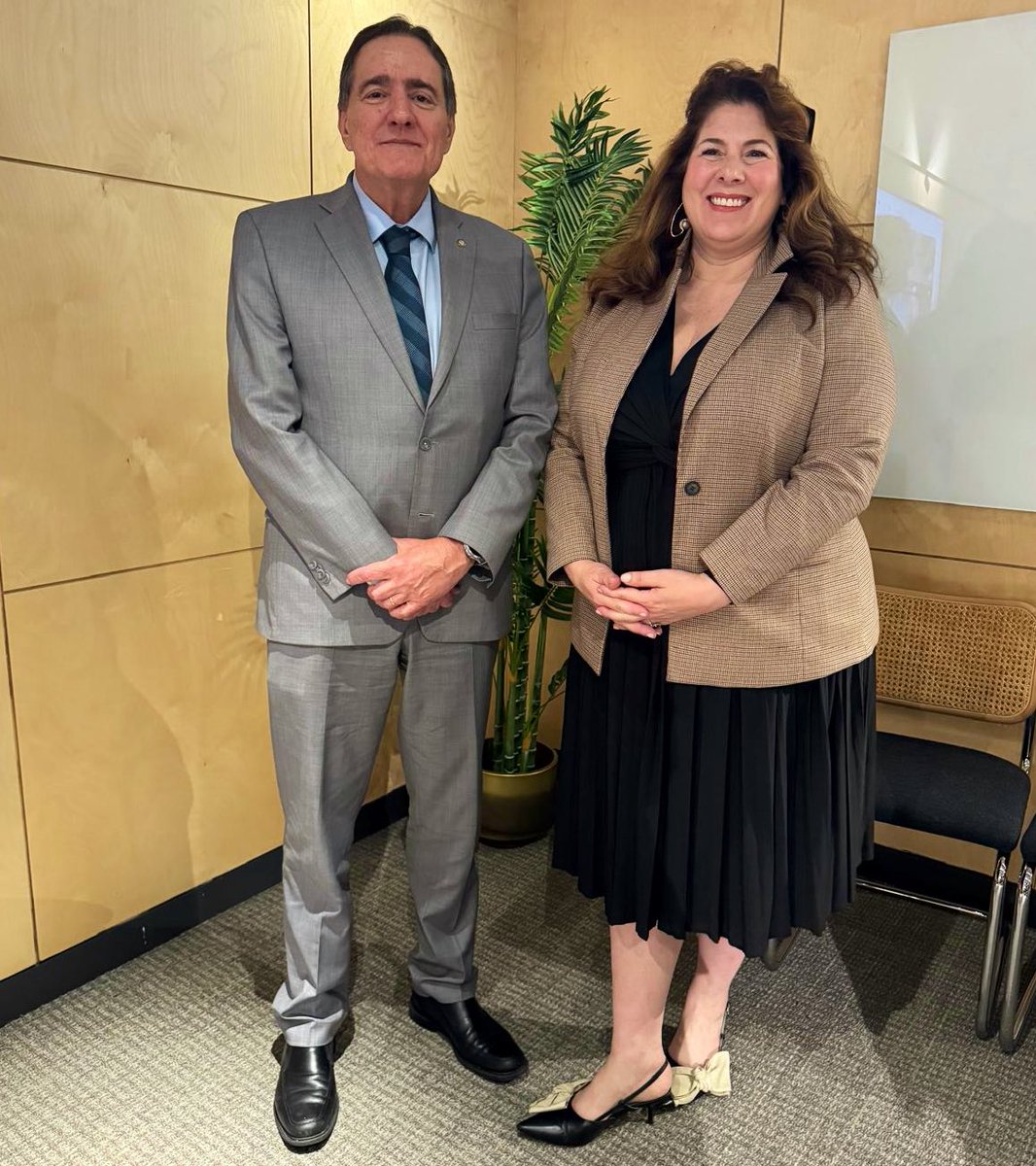 Jarbas Barbosa (@diropspaho) on Twitter photo I met with <a href="/andreatsgalan/">Andrea T Sanseverino Galan</a> <a href="/FredHollows/">Fred Hollows</a> Foundation USA to explore ways to strengthen collaboration on eye health and the elimination of neglected tropical diseases #NTDs. We discussed integrated care, telemedicine, and expanding access for vulnerable populations.
#EyeHealth #PAHO I met with <a href="/andreatsgalan/">Andrea T Sanseverino Galan</a> <a href="/FredHollows/">Fred Hollows</a> Foundation USA to explore ways to strengthen collaboration on eye health and the elimination of neglected tropical diseases #NTDs. We discussed integrated care, telemedicine, and expanding access for vulnerable populations.
#EyeHealth #PAHO