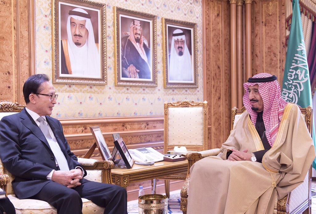 الأمير سلمان يستقبل رئيس جمهورية كوريا الجنوبية السابق ميونق باك لي وجرى خلال اللقاء تبادل الأحاديث الوديه.