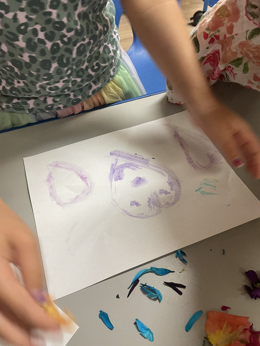TreadwellLacey's tweet photo. It started with a simple, “Did you know…” to ignite their inquiry and before you know it we had a table full of kids wanting to explore painting with flower petals! 🌸 #risdprek #cultivatingcuriosity #thematicstudies #beautifulmess https://t.co/7ZnR2KHKs0