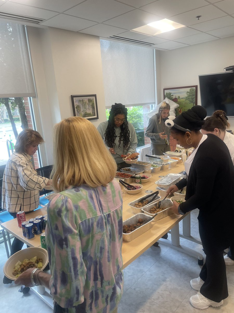 Smiles on for some yummy lunch from CAVa! 🥗 🍴