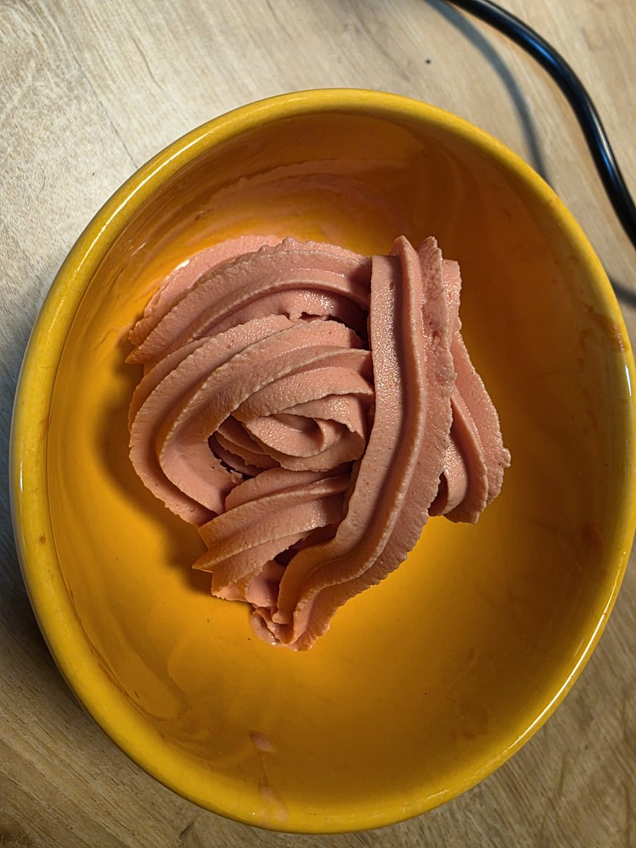 Erstes selbstgemachtes Erdbeer-Frozen Yogurt Softeis...und es war brutal gut.