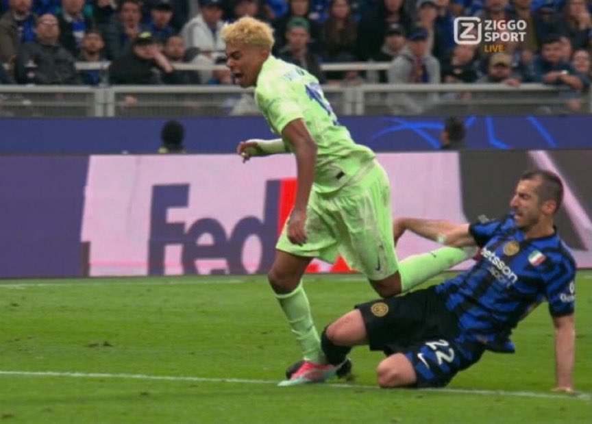 fcbisprime's tweet photo. ES PENALTI                                 NO ES PENALTI https://t.co/Wab6HPNXQu
