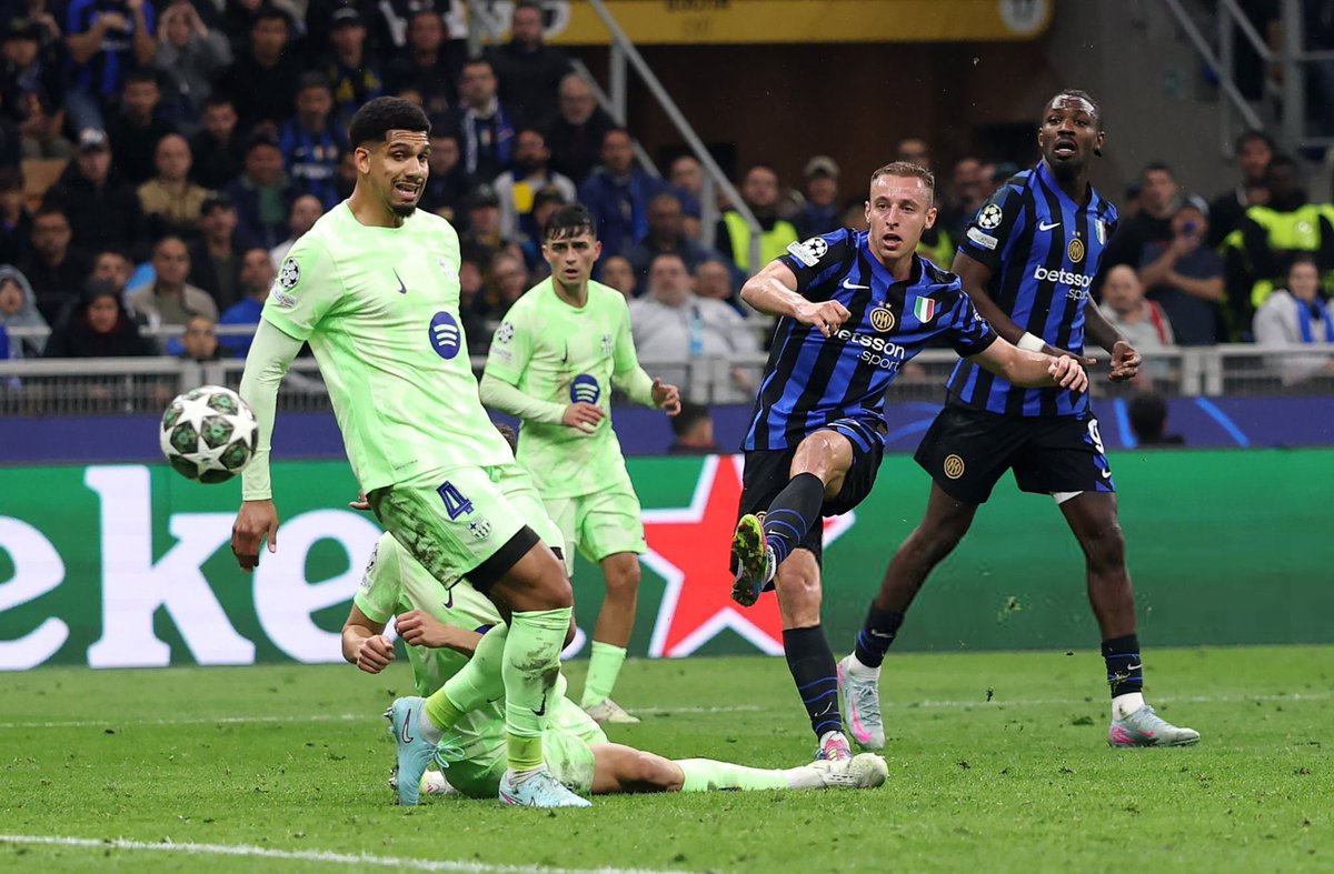 Nos llevan colando años que Araujo era el mejor central del mundo y el año pasado se auto expulsa y por su culpa les remontan y este año falla en dos goles 😭😭😭
