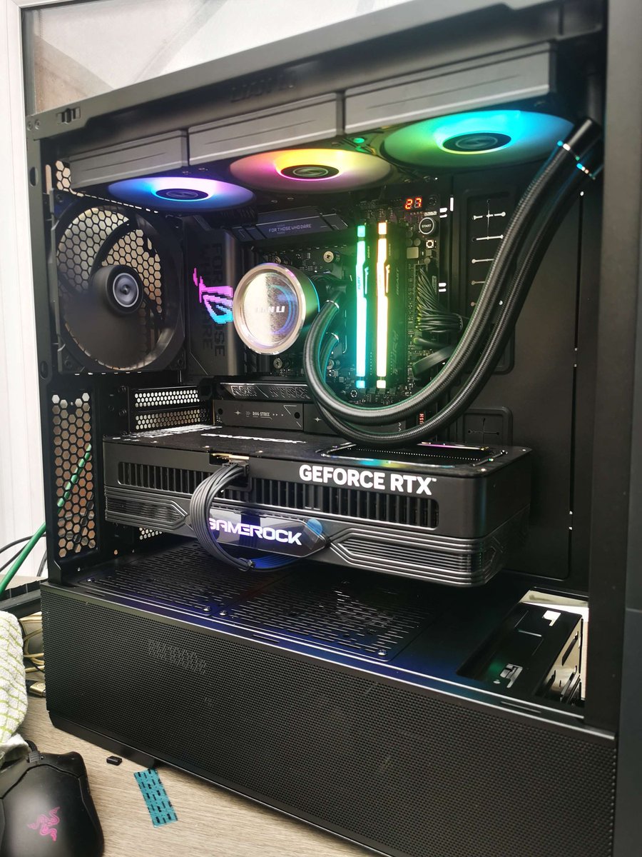 The new machine courtesy of <a href="/TomoTheTechie/">Tomo</a> 

If you need a new build, I highly recommend his services.

Looks the part and can't wait to fire it up on <a href="/Rainbow6_UK/">Rainbow Six Siege UK</a> 

New Gamerock 5080 installed. 👌🏼