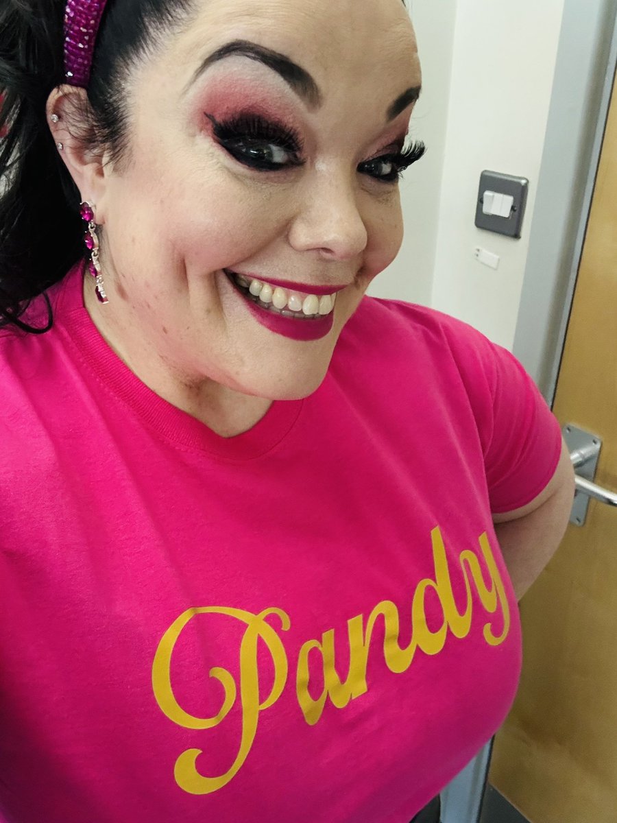 Reallisariley's tweet image. 😆💖😆💖Who’s joining “TEAM PANDY” 😆💖😆💖 it’s evident that “PANDY” are extremely competitive when it comes to “Mr &amp;amp; Mrs” 😆💖😆💖 smiles all round!!! @emmerdale #emmerdale #PANDY 😆💖😆💖 @Reallisariley @dominicbrunt