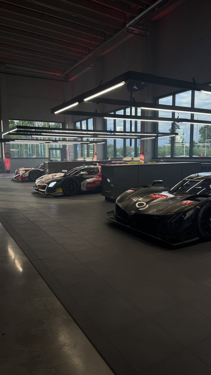 AnastasiaLps's tweet photo. J’ai eu la chance de voir quelques centre d’équipes de sport auto dans ma vie. Mais celui là mon dieu, c’est magnifique https://t.co/xtEoNwZNpi