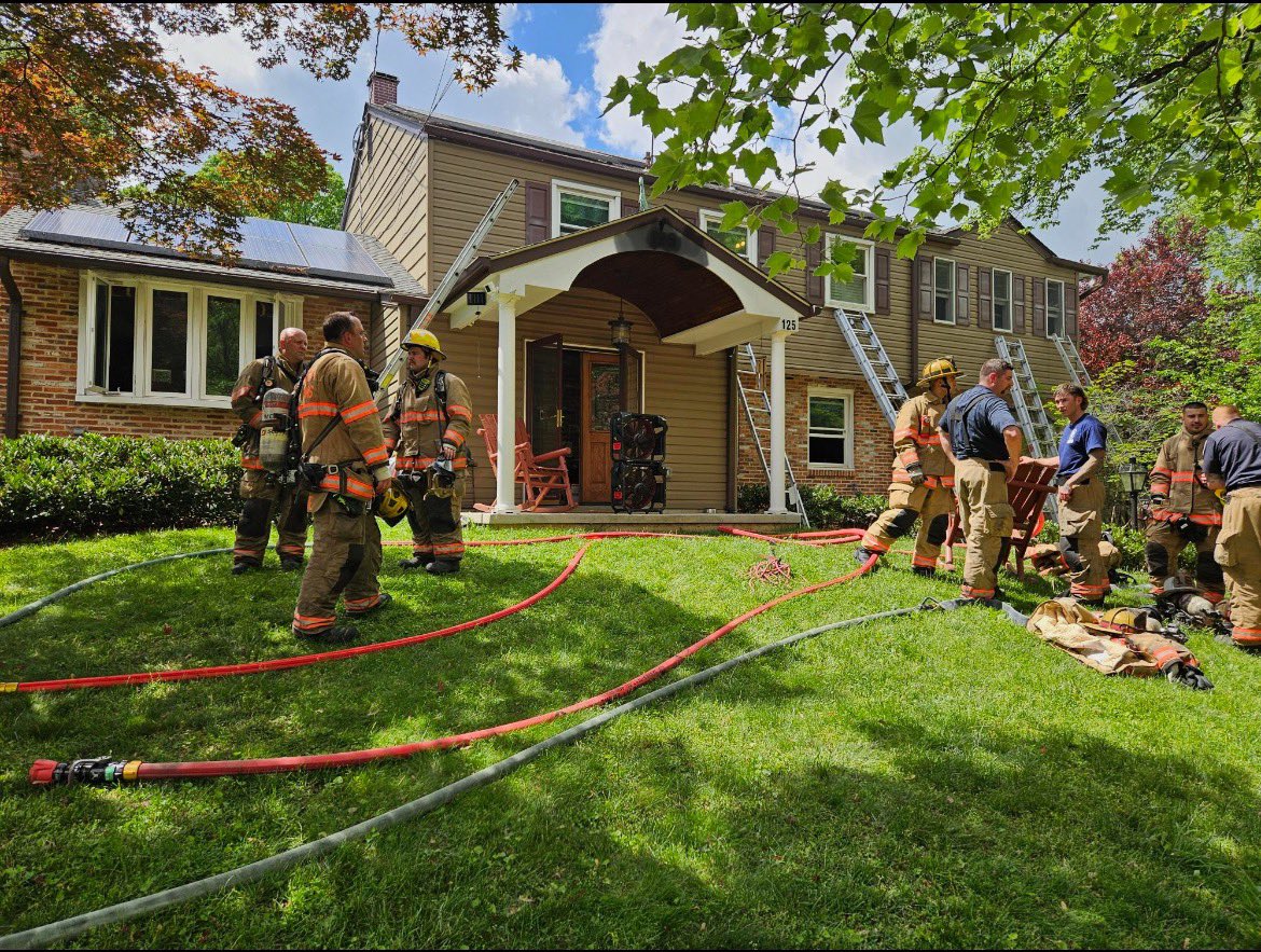 Pete Piringer (@mcfrspio) on Twitter photo Update - Claybrook Dr, Kemp Mill, dispatched for house fire with entrapment. <a href="/mcfrs/">MontgomeryCo(MD)Fire</a> FFs encountered 2-story, split-level house. 1 adult occupant so refuge (outside) on 2nd floor balcony & was assisted via ladder. 1 dog rescued (1st floor) No injuries. 2 adults & 1 dog displaced Update - Claybrook Dr, Kemp Mill, dispatched for house fire with entrapment. <a href="/mcfrs/">MontgomeryCo(MD)Fire</a> FFs encountered 2-story, split-level house. 1 adult occupant so refuge (outside) on 2nd floor balcony & was assisted via ladder. 1 dog rescued (1st floor) No injuries. 2 adults & 1 dog displaced