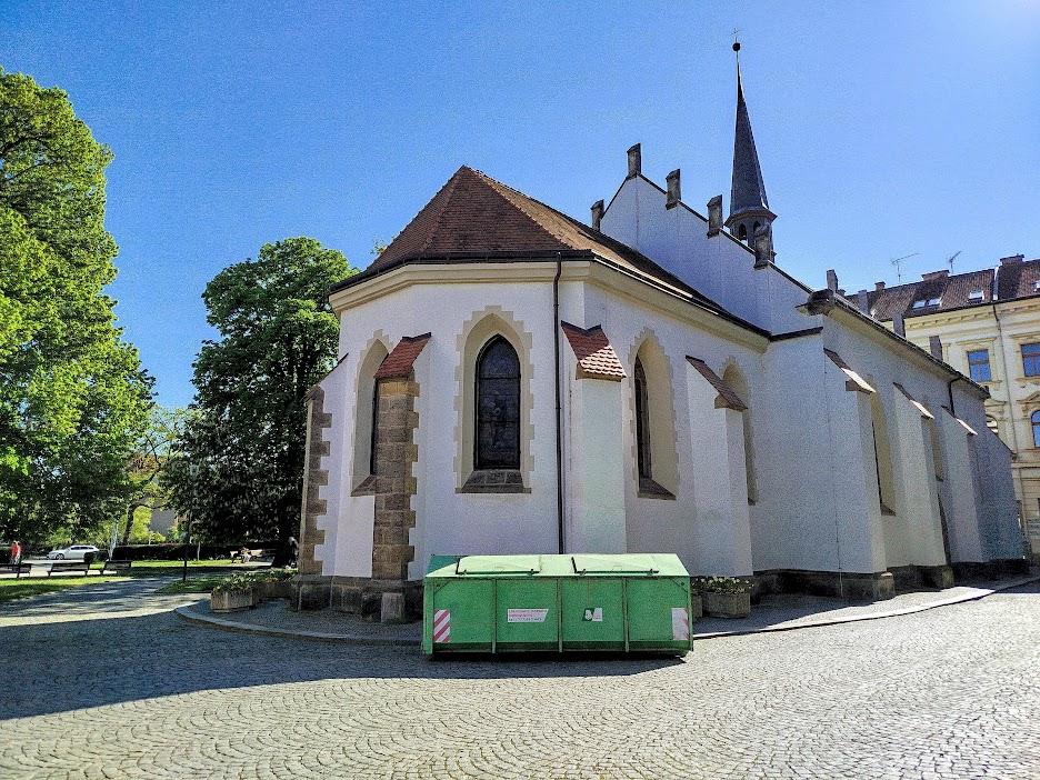 2/2 Bóža Dvořák * 6. 5. 1864

1905-6 prováděl spolu s malířem L. Vacátkem opravy nejstarší pardubické církevní stavby, kostela Zvěstování Panny Marie založeného kol. 1359 Arnoštem z Pardubic. Vacátko navrhnul barevné kartony k chrámovým oknům.

x.com/AstronomiconEu…