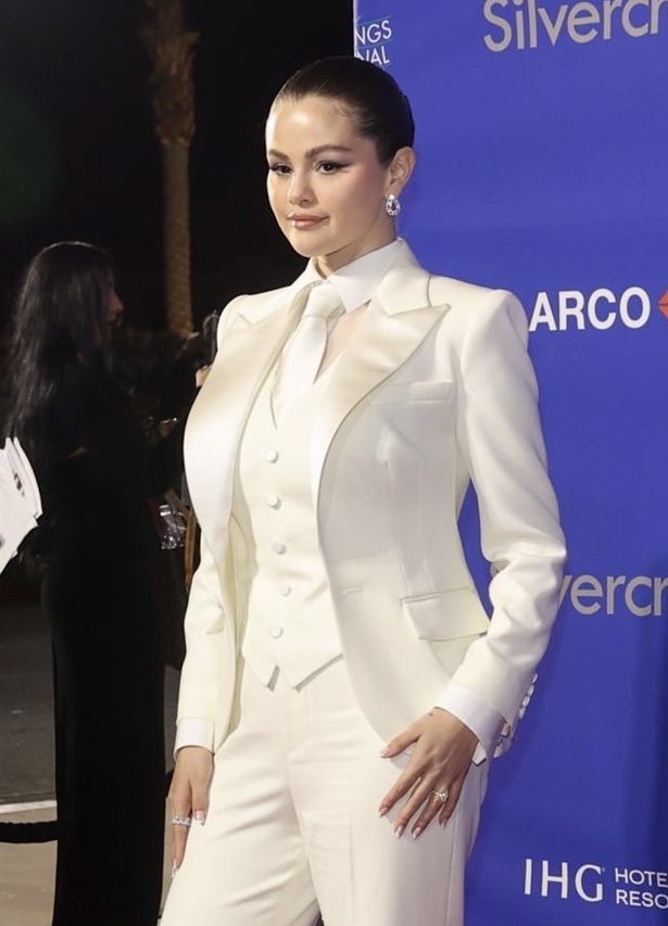 raresgzoe's tweet photo. Why is zendaya copying selena? After hailey bieber now her too? Crazy https://t.co/9hUZD3UehS
