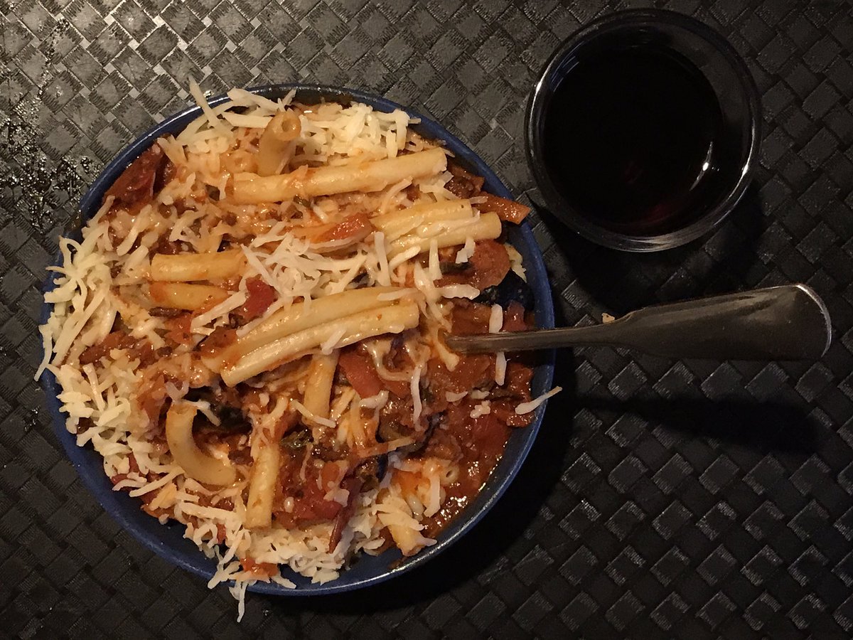 T_iShirts's tweet image. Nun. 
Ich mach jetz ma Herrn @mawilms Konkurrenz:
Kreuzberger Seelenbolognese. 
Mit geröstetem Hack, langem Pfeffer, roten Zwiebeln, Knoblauch, Karotten, Rotwein, schwarzen Oliven und ...
Pizzakäse. 
#mencooking