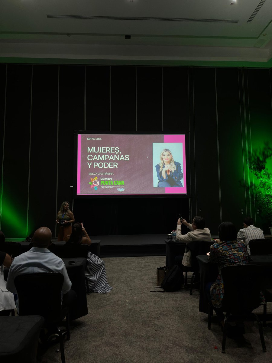 Politólogos Digitales (@politologosd) on Twitter photo 🚨 | #CumbrePuntaCana 🇩🇴
<a href="/SelvaCastineira/">selva castiñeira</a> sube al escenario con su ponencia: “Mujeres, campaña y gobierno”
<a href="/CumbreCP/">CumbreCP</a> <a href="/CumbreOnline/">Cumbre.Online</a> <a href="/CanalPolDig/">Canal Politólogos Digitales</a> 🚨 | #CumbrePuntaCana 🇩🇴
<a href="/SelvaCastineira/">selva castiñeira</a> sube al escenario con su ponencia: “Mujeres, campaña y gobierno”
<a href="/CumbreCP/">CumbreCP</a> <a href="/CumbreOnline/">Cumbre.Online</a> <a href="/CanalPolDig/">Canal Politólogos Digitales</a>