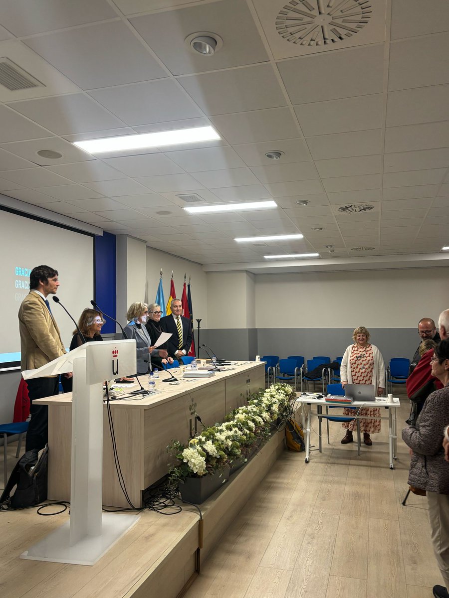 FAH_URJC's tweet photo. 🎖¡Nueva catedrática en la URJC!
Hoy, 6 de mayo, se ha producido el acto de defensa para la plaza de Catedrática de Universidad de la profesora Raquel Sardá Sánchez, del área de Escultura.
Desde la FAH, ¡enhorabuena! 🎉
#escultura #catedratica #bellasartes @urjc_uni https://t.co/bpqgZiQkZW