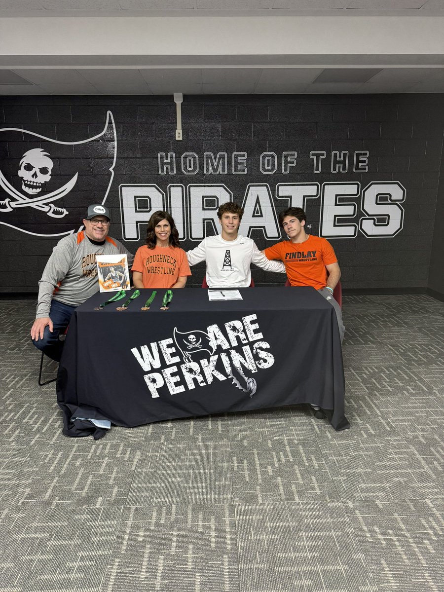 Congrats to Sawyer Smith on signing to the University of Findlay to continue his academic and athletic career in wrestling! 🏴‍☠️