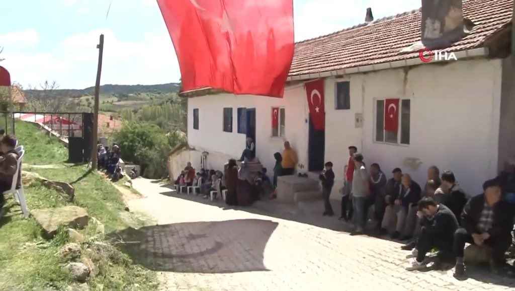 aysenazcimen14's tweet photo. Cumhuriyetin hiç hıyrını görmeyen Sırrı Süreyya Önder 'in damadının ve kızının bir kısım servetini yazmaya listemiz yetmiyor. Çeşme 'de, Alaçatı 'da beachler, oteller, barlar say say bitmez...

Aşağıdaki resimde de şehidimiz Önder Özen’ in evi.
Diyecek sözüm kalmadı. https://t.co/3LMQtzpuZF