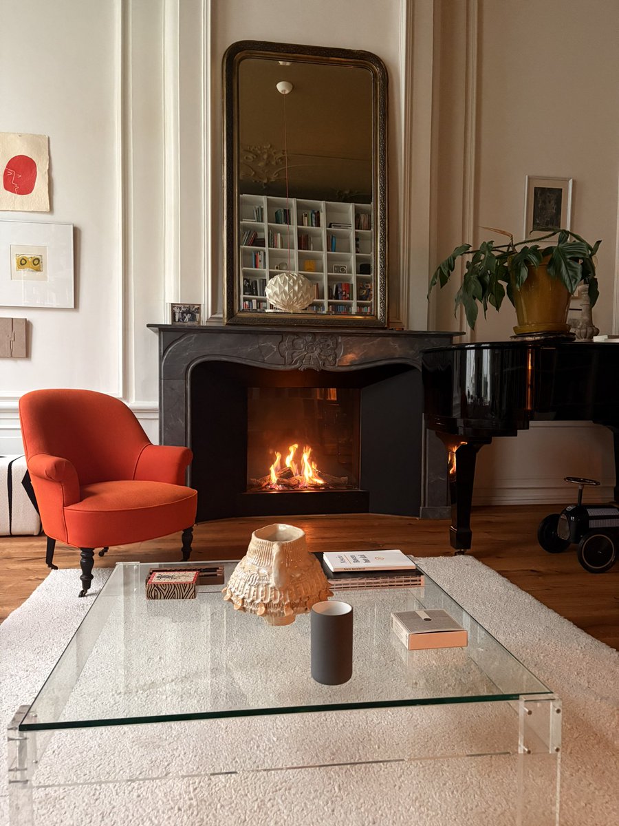 Over een oefening ín nederigheid 

Dan is het mei en dan draag je een vest en je brandt de haard en je schrijft een novelle en je docent zegt ‘afstuderen jij,’ en ‘kan best, sla jij maar een jaartje over.’ En de schrijversvakschool zegt ‘nee, nee, daar komt niks van in, eerst het