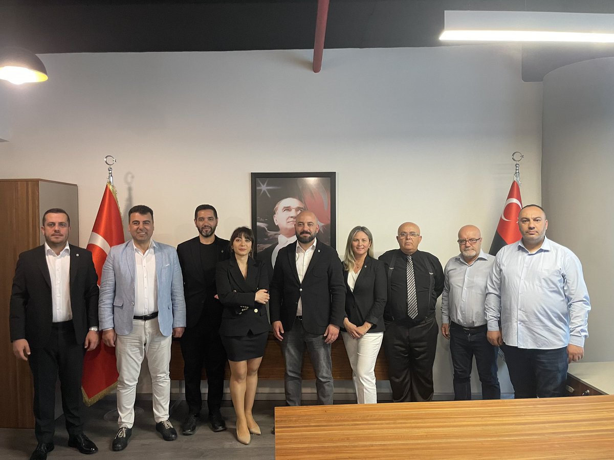 fatihdogan_38's tweet photo. Beşiktaş Seçme ve Sicil Kurulu başkan adayı Sefa Bağcı (başkan) ve aday İsmet Aydınlıoğlu listelerinin son halini Divan Kurulu üyelerine teslim etti. Başarılar. @BagciSefa @Besiktas https://t.co/ZrsYr5XiM9