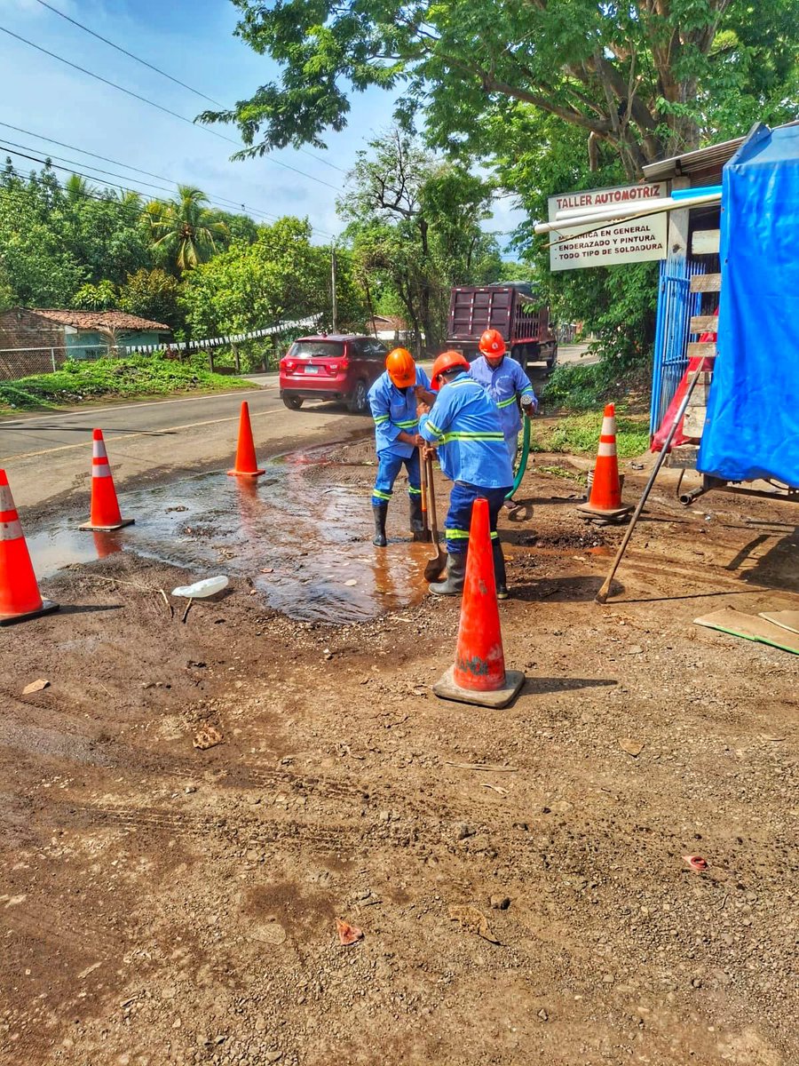 📍Inician trabajo de reparación en tubería dañada en lotificación Santa Fe, avenida Maria Pineda, distrito Moncagua, departamento San Miguel Centro.