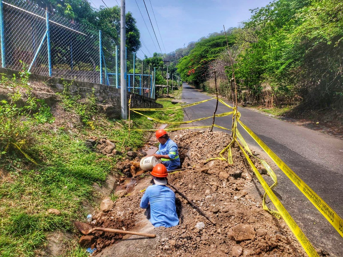 📍Haciendo terracería para reparar tubería dañada en red de distribución 2"pvc en cantón La Perla, distrito de Jicalapa, municipio La Libertad Costa, departamento de La Libertad.