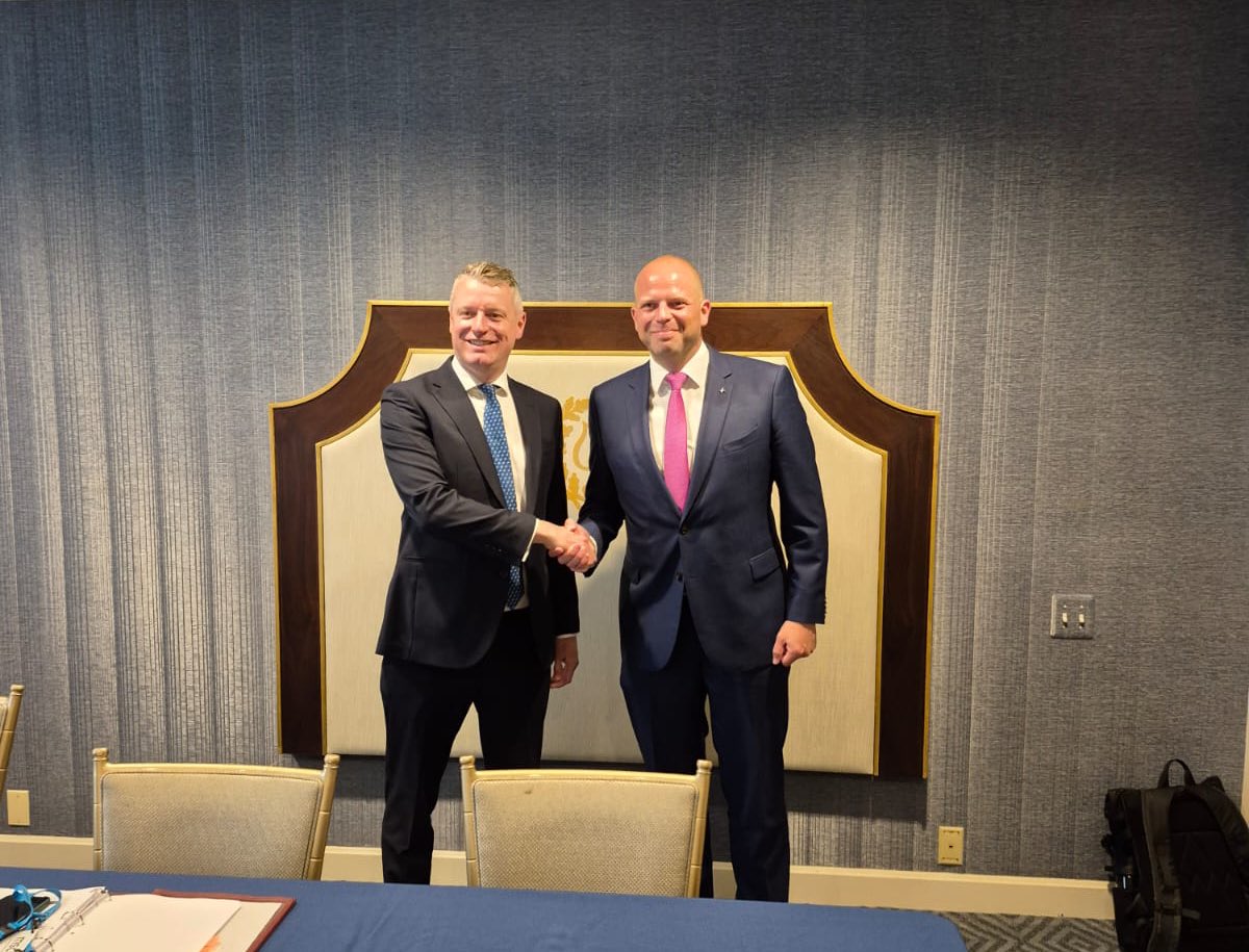 Theo Francken (@franckentheo) on Twitter photo Excellent meeting at #MLMDC with <a href="/LukePollard/">Luke Pollard MP</a> UK Minister for the Armed Forces. I thanked the Minister for 🇬🇧 lead in the Coalition of the Willing.
Belgium will take its responsibility to support a just & lasting peace in Ukraine - we are also passing a €1bn 🇺🇦 military Excellent meeting at #MLMDC with <a href="/LukePollard/">Luke Pollard MP</a> UK Minister for the Armed Forces. I thanked the Minister for 🇬🇧 lead in the Coalition of the Willing.
Belgium will take its responsibility to support a just & lasting peace in Ukraine - we are also passing a €1bn 🇺🇦 military