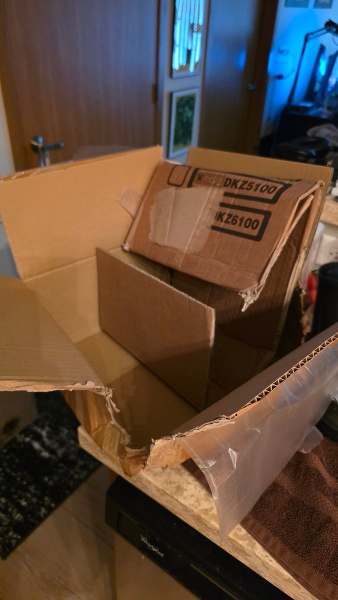 Zachafinackus's tweet photo. that the company couldn't be bothered to throw in even a bit of protection for their 60 euro product. I shudder to think at how some of the miniature may have arrived to them.

Pic below shows what the box looked lik on arrival and what 'padding' there was (1 sheet of cardboard). https://t.co/P9AORuwPlb