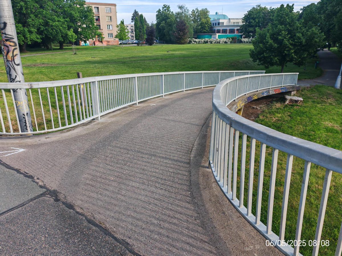 Mám radost, že se nám díky řadě úspěšných jednání s ŘSD nakonec podařilo se domluvit na dalším postupu. Rampy mostu u soutoku tak zůstanou zachovány. Podmínkou je však pokračující dobrá spolupráce magistrátu a ŘSD.

V této věci jednáme výhradně podle pokynu nadřazených orgánů,