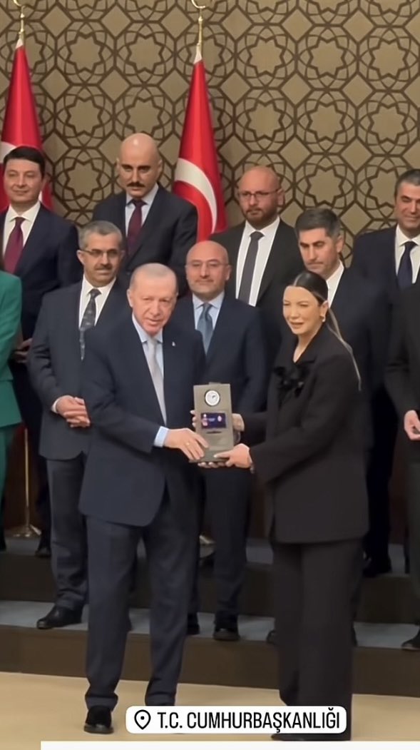 Selami Aydın💛🇹🇷💙 (@selamiaydn10202) on Twitter photo Fulya ÖZTÜRK..🧿
Türkiye Basın
Federasyonu tarafından
düzenlenen ; “ Yılın
Anadolu Ödülleri “
Töreninde ; Demirören
Gruba Ödül yağdı..
En iyi TV ödülü ; CNN-
Türk’e verildi..En iyi
muhabir Ödülü de
Fulya ÖZTÜRK ‘e..
Hak edilmiş bir ödül..
Kutluyorum..👍👏👏
<a href="/Fullyaozturk/">Fulya Öztürk</a> 🧿 Fulya ÖZTÜRK..🧿
Türkiye Basın
Federasyonu tarafından
düzenlenen ; “ Yılın
Anadolu Ödülleri “
Töreninde ; Demirören
Gruba Ödül yağdı..
En iyi TV ödülü ; CNN-
Türk’e verildi..En iyi
muhabir Ödülü de
Fulya ÖZTÜRK ‘e..
Hak edilmiş bir ödül..
Kutluyorum..👍👏👏
<a href="/Fullyaozturk/">Fulya Öztürk</a> 🧿