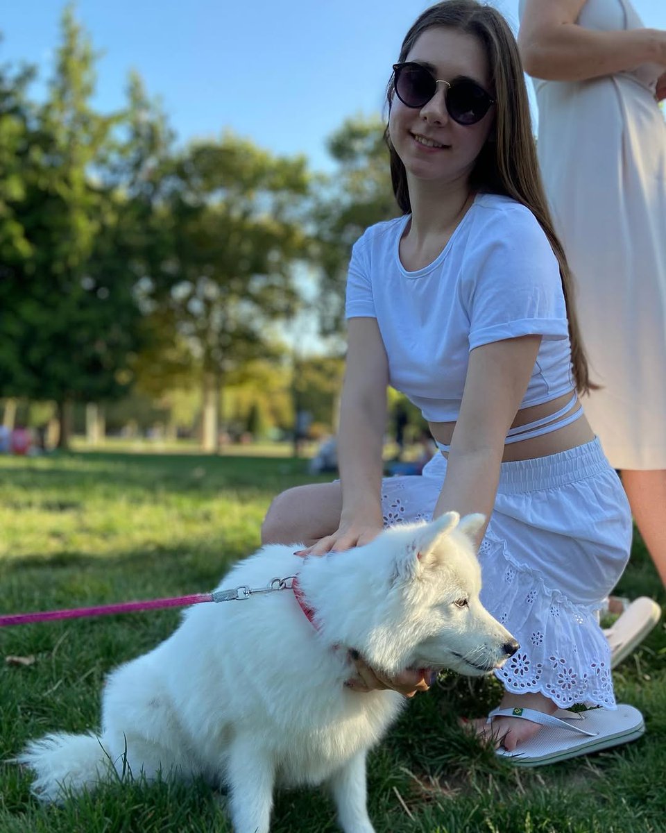 lula_rw3078's tweet photo. Sunny vibes with a fluffy friend 🐾💫
Enjoying a peaceful moment near the Eiffel Tower with my little cloud ☁️🇫🇷

#ParisVibes #EiffelTower #DogLovers #FluffyFriend #WhiteOnWhite #SummerInParis #ChampsDeMarsMoments #TravelWithPets https://t.co/XLTxJvJhQu