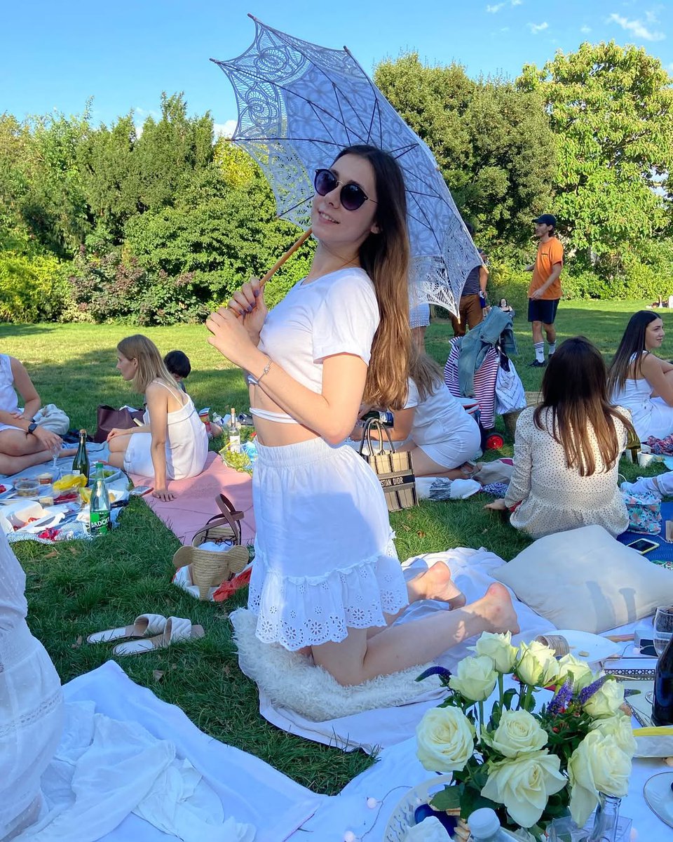 lula_rw3078's tweet photo. Sunny vibes with a fluffy friend 🐾💫
Enjoying a peaceful moment near the Eiffel Tower with my little cloud ☁️🇫🇷

#ParisVibes #EiffelTower #DogLovers #FluffyFriend #WhiteOnWhite #SummerInParis #ChampsDeMarsMoments #TravelWithPets https://t.co/XLTxJvJhQu