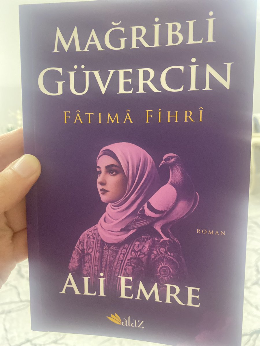 İnsanlık tarihinin güzidelerinden.

Dünyanın ilk üniversitesi sayılan Karaviyyin Medresesini kuran.

İstikamet gösteren bir menar…

Kıymetli Ali Emre ağabeyimiz hakkında çok az bilgi bulunan bu bilge ve hayırsever önderi, on iki asır sonra, romana ilk kez taşıyarak selamlıyor.