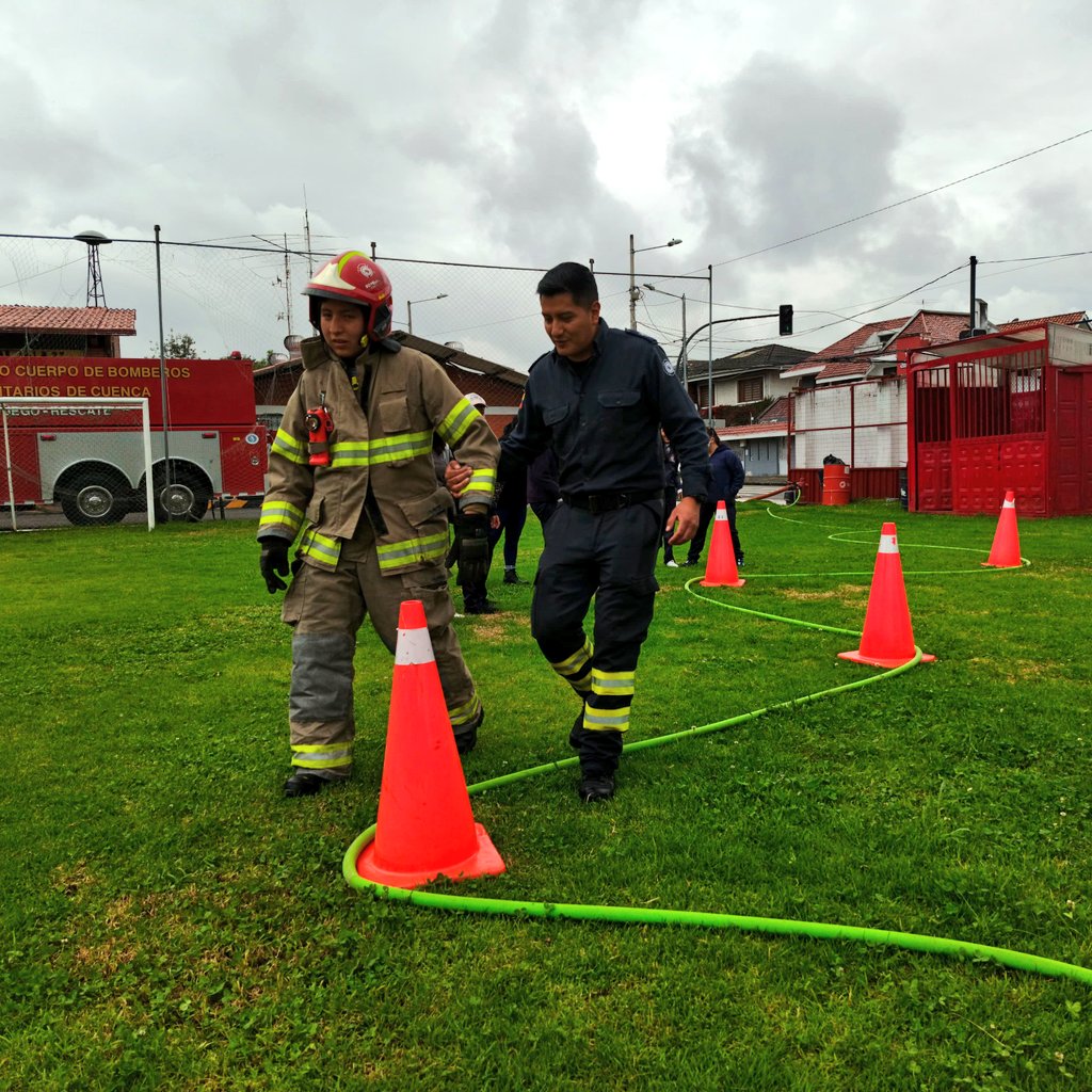 #BomberosYComunidad 👩‍🚒🚒
Hoy con mucha alegría recibimos a los estudiantes de la Unidad Educativa Especial del #Azuay en nuestra Estación 3.
Las puertas de nuestra institución están abiertas a la comunidad para los temas de prevención y seguridad.