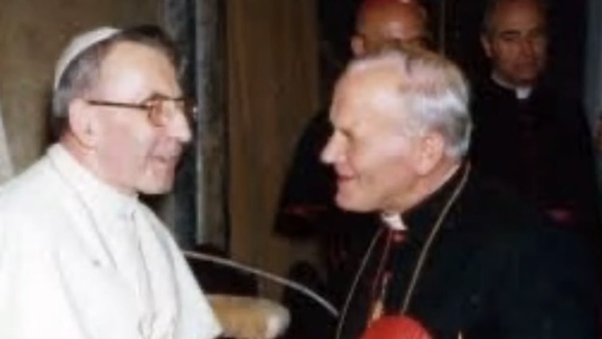 vincentsousbois's tweet photo. Me gustan estas fotos de los últimos papas con sus sucesores cuando eran cardenales. https://t.co/7Hxt3hhsZd