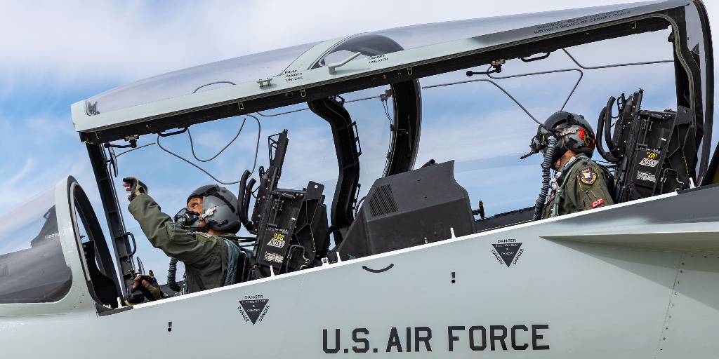 AETCommand's tweet image. Forging the next generation of aviators!
Lt. Gen. Brian Robinson became the first non-test pilot to fly the T-7A @edwardsairforcebase—marking a major milestone in our commitment to world-class pilot training.
#NextGenAircraft #TheFirstCommand #RedHawk #FUPT