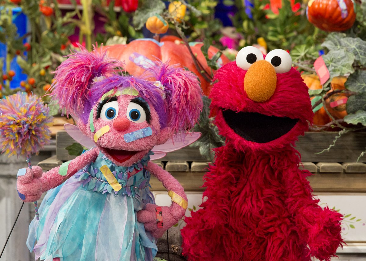 sesamestreet's tweet image. Nurses help us feel better when we’re down. They lift hearts and fix frowns. Happy #NationalNursesDay! 🩹💛💚