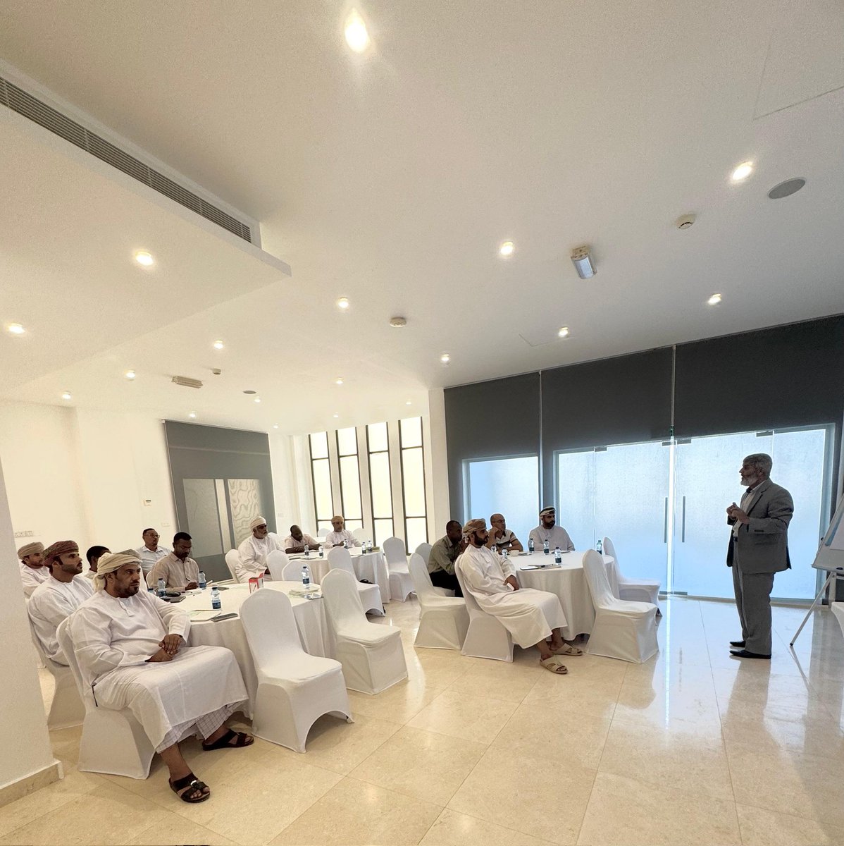 نفذت المديرية العامة بمحافظة الوسطى بالتعاون مع دائرة الصحة الحيوانية بالوزارة برنامج تدريبي حول الممارسات الجيدة لاستخدام الادوية البيطرية وشرح انظمة تراخيص المنشأت البيطرية ويستهدف البرنامج الاختصاصيين العاملين بقطاع الثروة الحيوانية بالمحافظة.