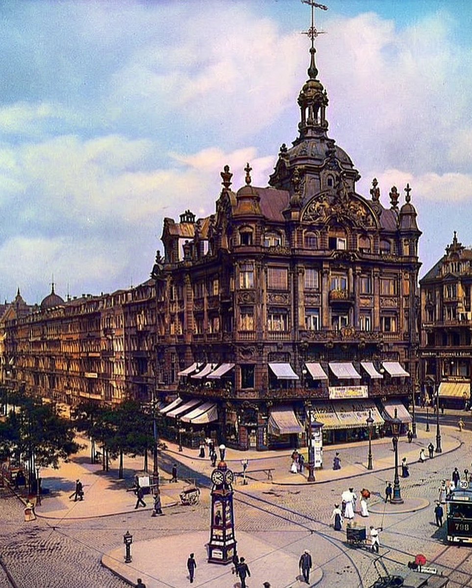 archi_tradition's tweet photo. The Kaiserpalast was a five-story neo-Baroque building in Dresden, constructed between 1895 and 1897. It housed both a restaurant and a bank, but was destroyed during the bombing of Dresden in February 1945. https://t.co/IrP7QRKSfG